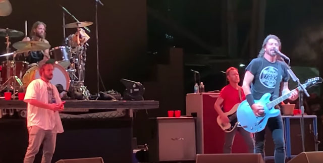 Foo Fighters invite Pauly Shore onstage, pay tribute to late father
