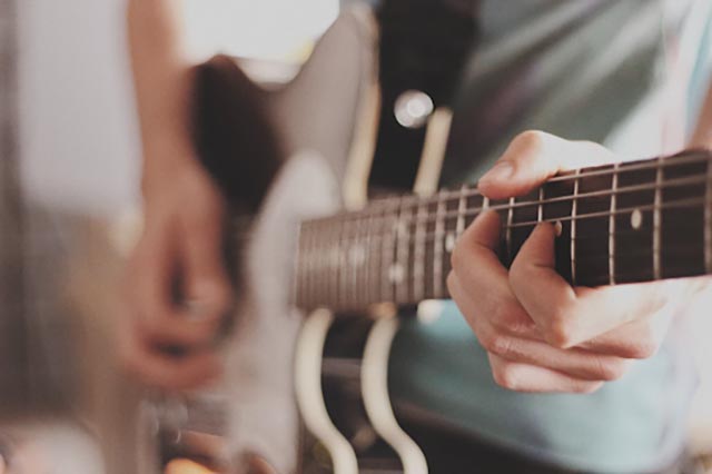 Are Online Guitar Lessons Actually Helpful